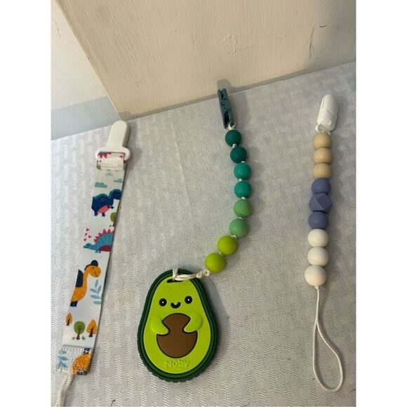 Nuby Pacifiers, Clips, and teethers 14+ - Picture 3 of 5